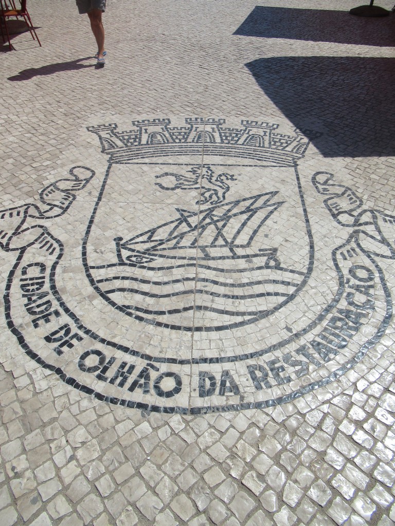Just love Portuguese street tiles.